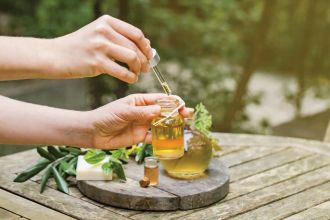 Olejowanie włosów i skóry działa na nie jak magiczny balsam! Zobacz, jak wykorzystać naturalne olejki do codziennej pielęgnacji olejki naturalne