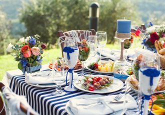 Przyjęcie w ogrodzie – wybieramy dekoracje na stół i nie tylko