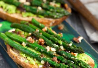 6 przepisów na wiosenne dania ze szparagami: grzanki, rosół, sałatka i wiosenna rolada