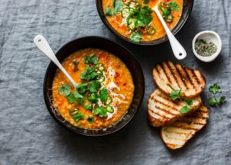 Idealne na zimę, rozgrzewające dania z kurkumą. Sprawdź przepisy na wegańską zupę, makaron stir-fry, sałatkę i zapiekankę przepisy z kurkumą