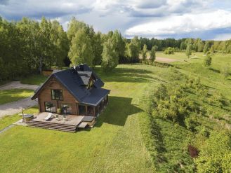 drewniane siedlisko nad jeziorem