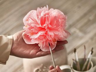 Jak zrobić kwiaty z papieru: pokazuje Anna Rulecka