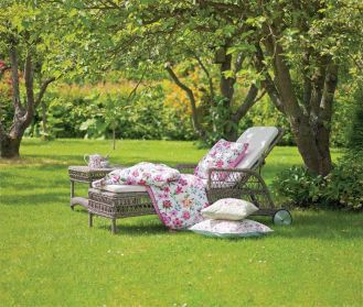 Pleciony ogrodowy leżak i stolik