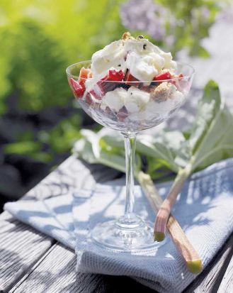 Różany Eton Mess z rabarbarem