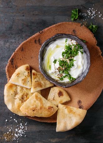 Labneh - prosty i pyszny ser z jogurtu. Jak przygotować go w domu i z czym go podać?