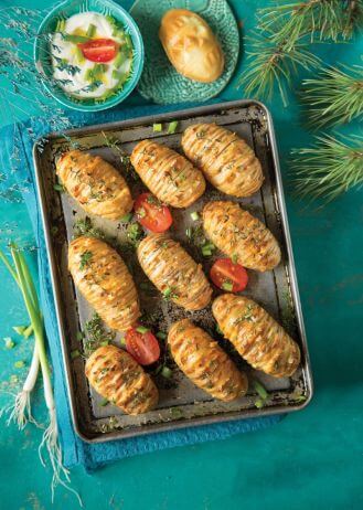 Ziemniaki Hasselback pieczone z oscypkiem Ziemniaki Hasselback pieczone z oscypkiem