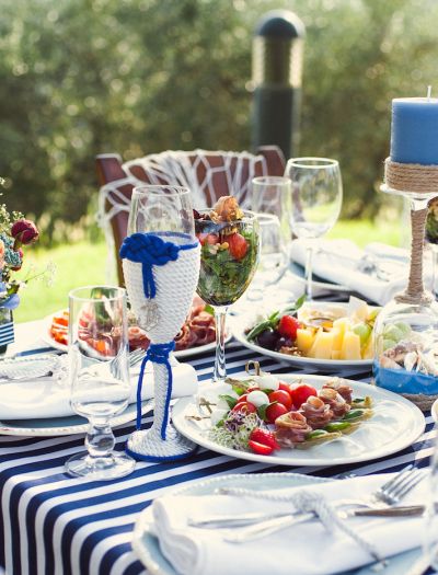 Przyjęcie w ogrodzie – wybieramy dekoracje na stół i nie tylko