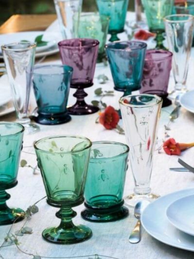 Kolorowe kieliszki i szklanki z grubego szkła