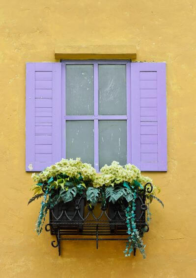 zdjęcie: shutterstock lawendowe okiennice drewniane
