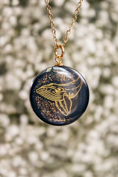 Katarzyna Tobor i jej piękny wisior z motywem wieloryba