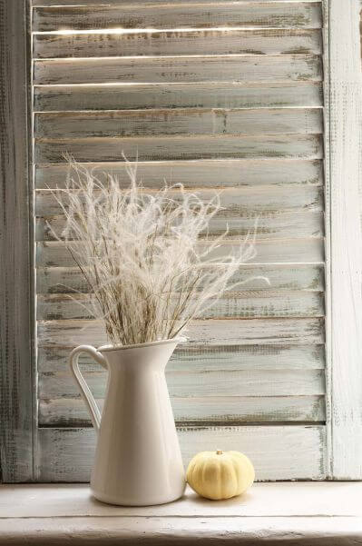 Zdjęcie: shutterstock białe okiennice drewniane