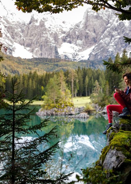 7 najlepszych aplikacji na smartfona, idealnych na wyprawę do lasu i w naturę. Sprawdź nasze podpowiedzi!