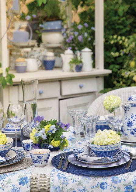 Modne dekoracje stołu z kobaltowej porcelany – zobacz jak je zaaranżować w 4 krokach!
