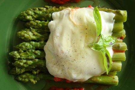 Zielone szparagi z sosem pomidorowym pod serową pierzynką