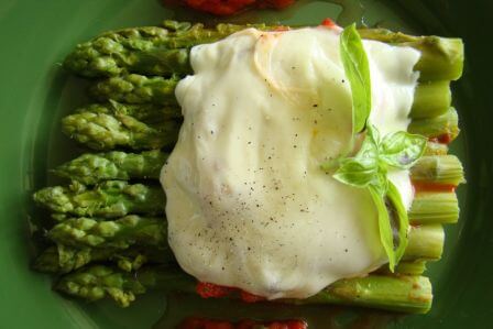 Zielone szparagi z sosem pomidorowym pod serową pierzynką