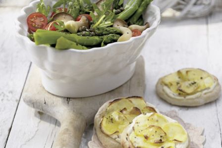 Sałatka z zielonych szparagów z ziemniaczanymi pizzami