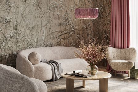 Stylowy salon z dużym malarskim muralem w ciepłych, jesiennych kolorach, szarą sofą i drewnianymi stolikami kawowymi.