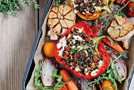 Sałatka z pieczoną papryką, cukinią i serem feta