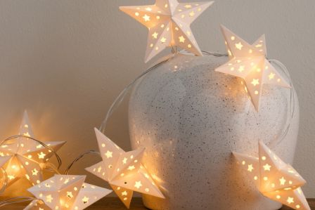Dekoracje świąteczne z gwiazd nad stołem, dobbies.com