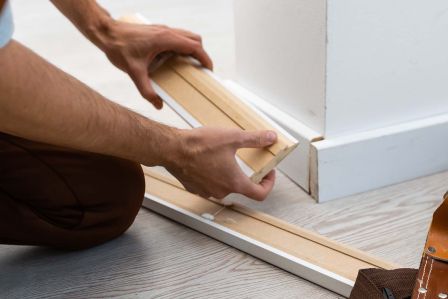 Jak montować listwy przypodłogowe drewniane
