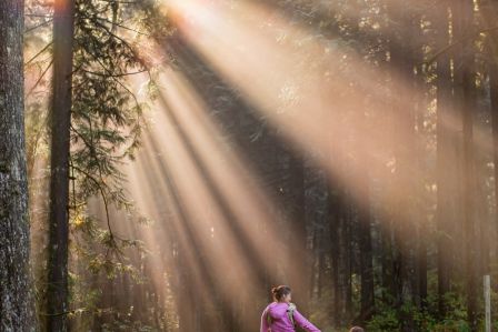 10 rzeczy, które warto zabrać na jesienną wyprawę za miasto – przegląd ubrań trekkingowych i przydatnych gadżetów