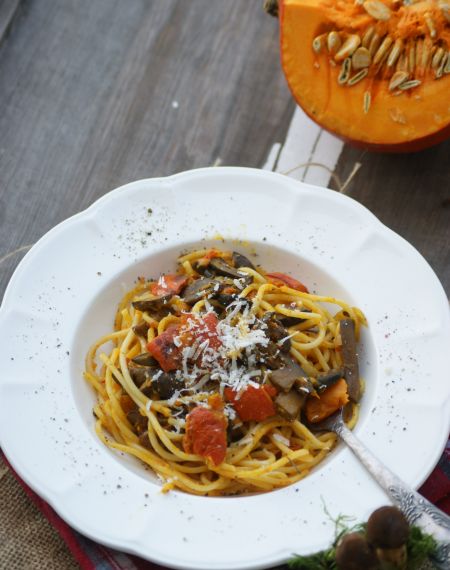 Spaghetti z grzybami i pieczoną dynią