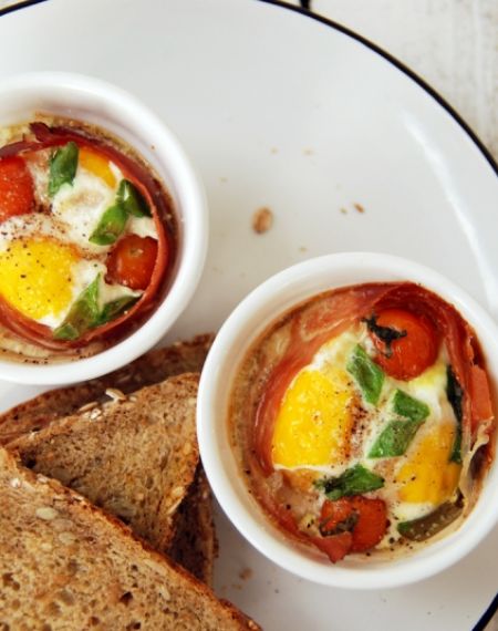 Jajka w kokilkach #1 z prosciutto, pomidorkami i szczypiorem