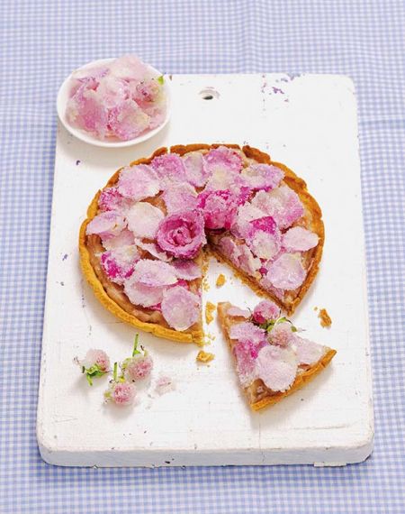 Tarta z płatkami róż