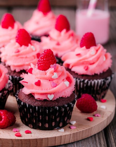 Czekoladowe muffinki z malinowym kremem