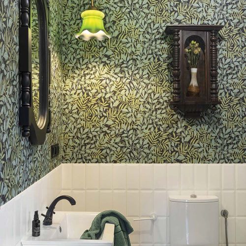 zielona tapeta w łazience