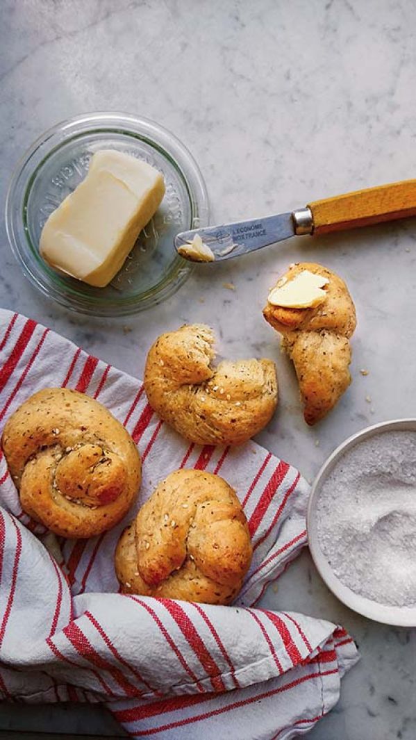 Drożdżowe supełki z pesto