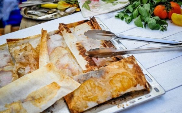 Sandacz w papilotach pieczony z masłem ziołowym