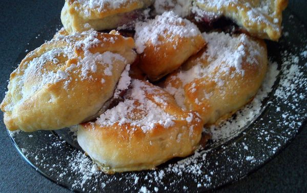 Ciastka z kremem i malinami