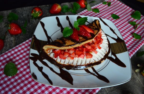 Kokosowy omlet z truskawkami