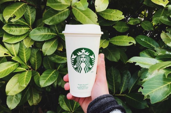 Eko news: Starbucks do 2030 stanie się resource-positive