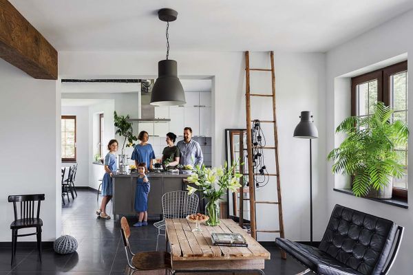 Drewno, stal i naturalne materiały we wnętrzach białego dworku