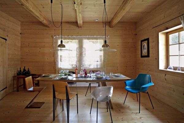 Stuletni, drewniany dom urządzony klasykami designu