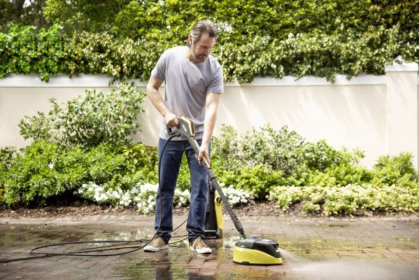 Porządki w ogrodzie: co wyczyścisz na błysk myjką ciśnieniową?