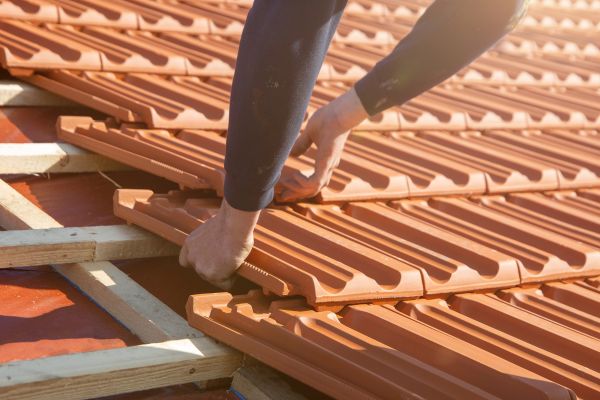 Ile kosztuje wykończenie połaci dachowych? Poznaj ceny dachówki betonowej i ceramicznej! ile kosztuje zrobienie dachu