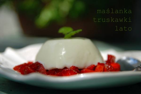 Maślankowa panna cotta z truskawkami