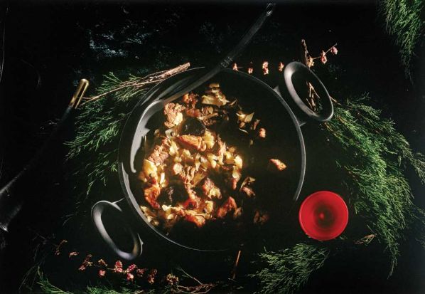 Bigos myśliwski z kaczką i śliwkami