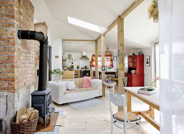 Strych z obrazami w ceglanym domu