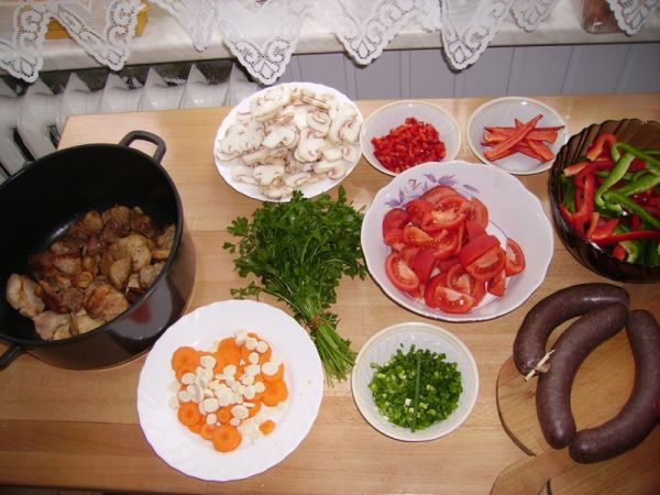 Gulasz węgierski z papryką, pieczarkami i kaszanką