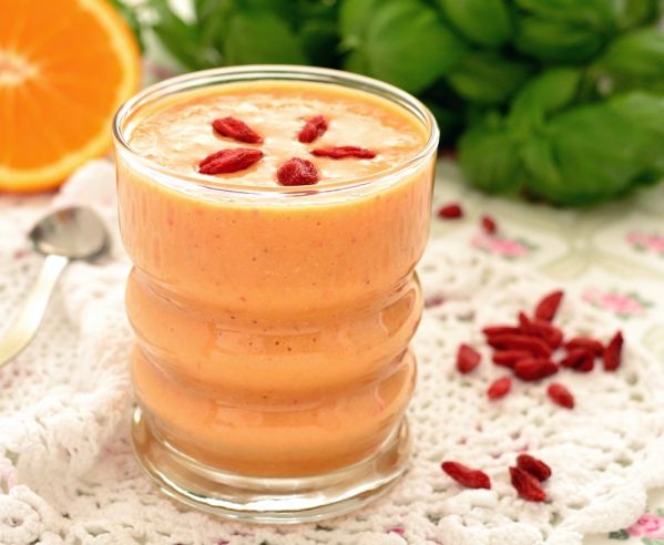 Owocowy koktajl śniadaniowy z kaszą jaglaną i jagodami goji