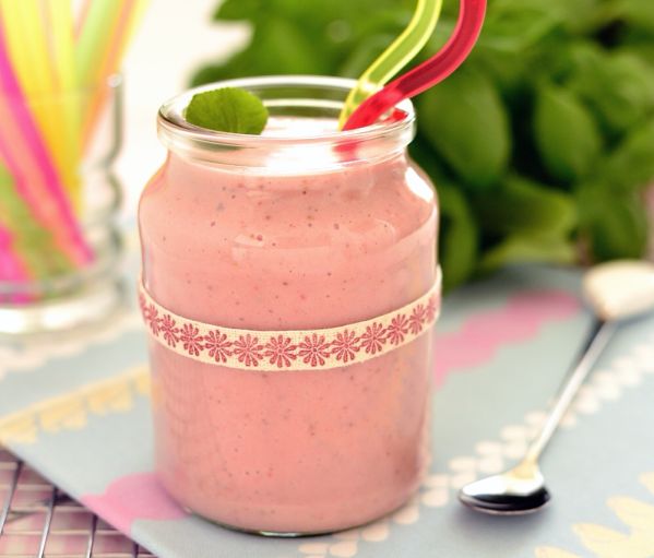 Śniadaniowy koktajl z kaszą jaglaną i truskawkami