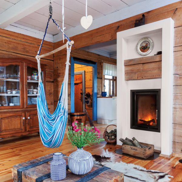 Zagroda Podlasie z wnętrzami w stylu wiejskim i stadem żubrów pasącym się po sąsiedzku