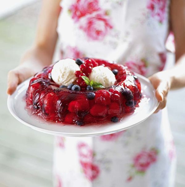 Kolorowa galaretka z owocami