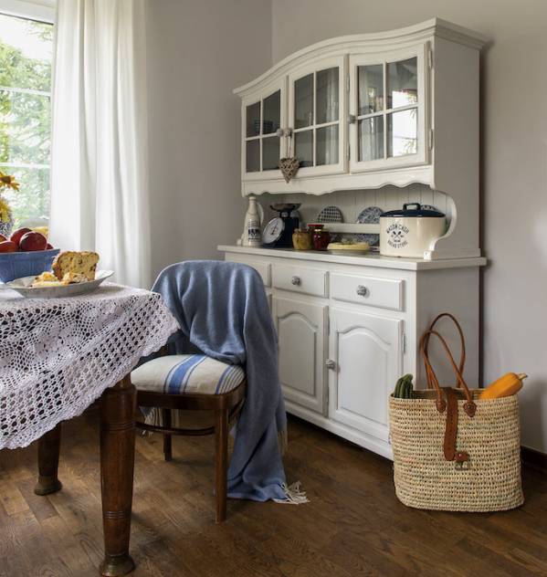 Mazowsze: niebieski domek z rustykalnym wnętrzem salon rustykalny