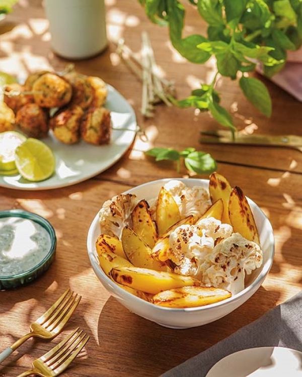 Opiekane ziemniaki i kalafior z jogurtowym sosem