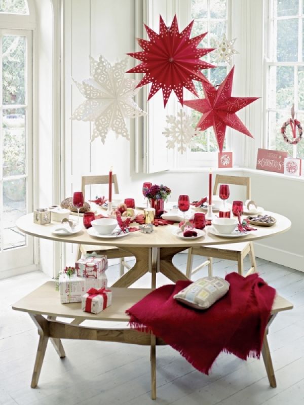 Stół świątecznie nakryty